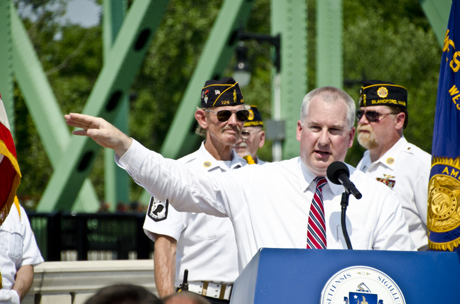 Mayor Daniel Knapik speaks at podium